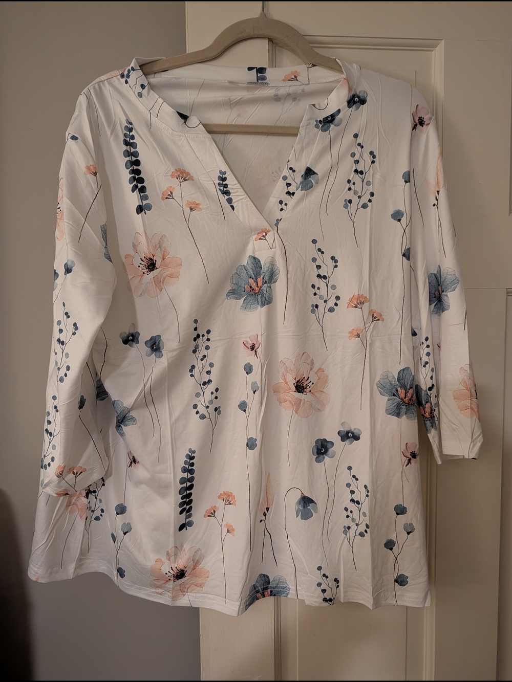 Women's White Floral V-Neck Tunic Top - Soft Peach & Blue Flowers